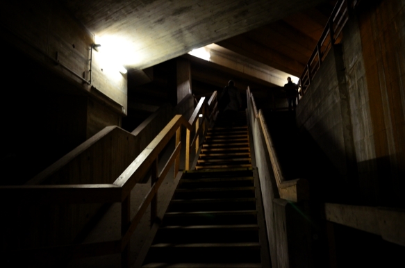 Treppe hoch von der Geisterstation auf die erste Ebene.